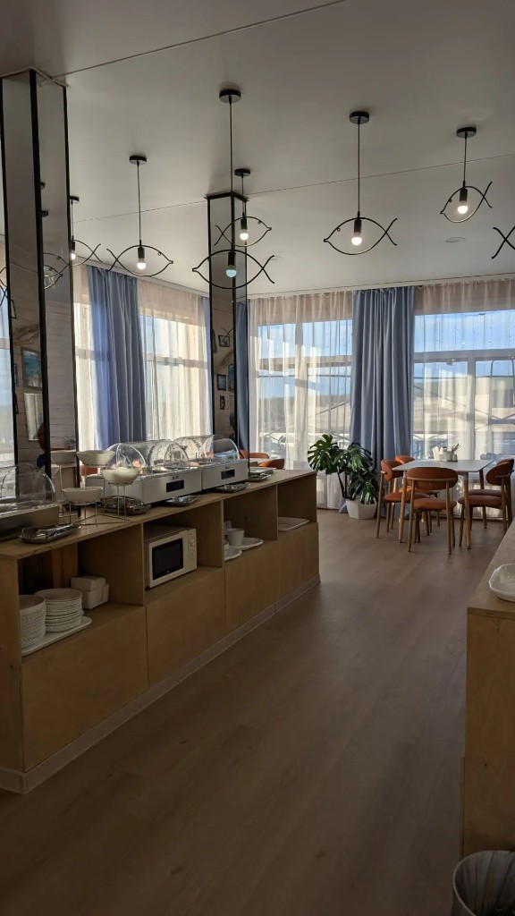 Шведский стол в столовой Lake Place